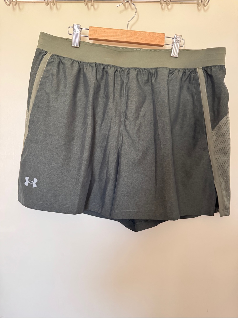 Under Armour Men’s 5” inseam Athletic Shorts in Green size XL NWT